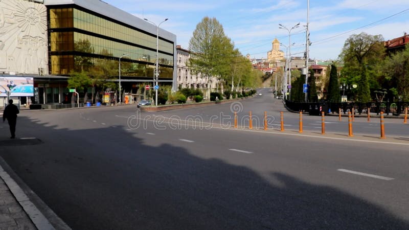 άδειοι δρόμοι και αυτοκινητόδρομοι στο κέντρο της πόλης κατά τη διάρκεια της καραντίνας. προβολή πόλης tbilisi και τοπίο.