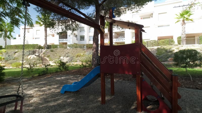 άδειος ξύλινη παιδική χαρά σε εξωτερικό χώρο απόθεμα βίντεο