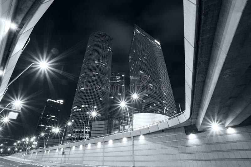 Άδειος οδός στο Τελ Αβίβ με Skycraper στο Background, Ισραήλ στοκ φωτογραφία με δικαίωμα ελεύθερης χρήσης Άδειος οδός στο Τελ Αβίβ με Skycraper στο Background, Ισραήλ στοκ φωτογραφία με δικαίωμα ελεύθερης χρήσης