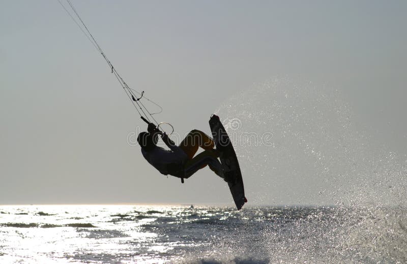 άλμα kiteboarder από τη λήψη στοκ εικόνα άλμα kiteboarder από τη λήψη στοκ εικόνα