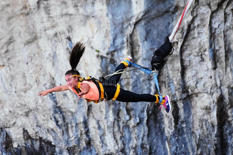 Άλματα Bungee, άκρο και αθλητισμός διασκέδασης στοκ εικόνες