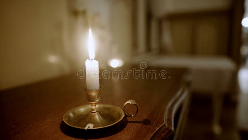 άναψε κεριά στην εκκλησία κοντά