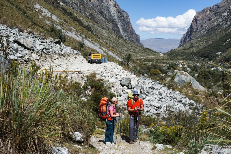 Άνδρας και γυναίκα backpacker στις Άνδεις της επιστροφής του Περού από τη μακρινή αγριότητα πίσω στον πολιτισμό σε ένα σύγχρονο ο στοκ φωτογραφία Άνδρας και γυναίκα backpacker στις Άνδεις της επιστροφής του Περού από τη μακρινή αγριότητα πίσω στον πολιτισμό σε ένα σύγχρονο ο στοκ φωτογραφία