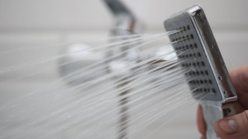Άνδρας που ανοίγει τις τουαλέτες στοκ εικόνα Άνδρας που ανοίγει τις τουαλέτες στοκ εικόνα
