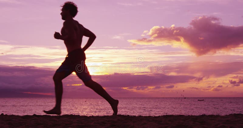 Άνδρας που τρέχει και κάνει τζόκινγκ στην παραλία ηλιοβασίλεμα