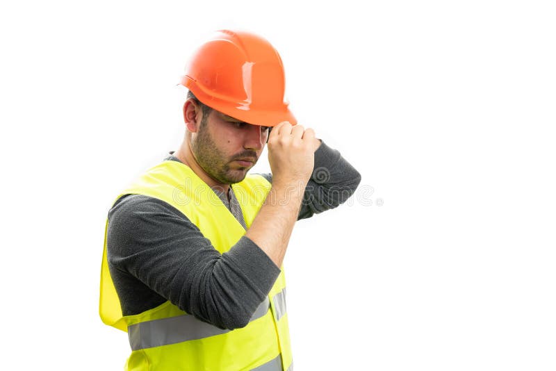 άνδρας που φτιάχνει πορτοκαλί κράνος ασφαλείας ετοιμάζεται στοκ εικόνες
