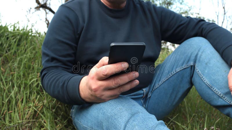 Άνδρας που χρησιμοποιεί smartphone σε εξωτερικό χώρο στοκ εικόνα