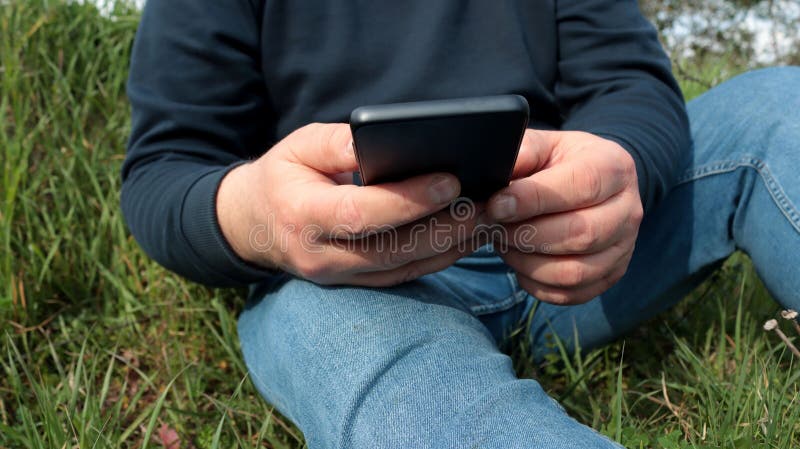 Άνδρας που χρησιμοποιεί smartphone σε εξωτερικό χώρο στοκ φωτογραφία με δικαίωμα ελεύθερης χρήσης