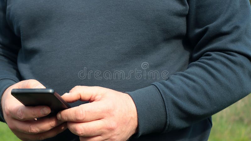 Άνδρας που χρησιμοποιεί smartphone σε εξωτερικό χώρο στοκ φωτογραφία