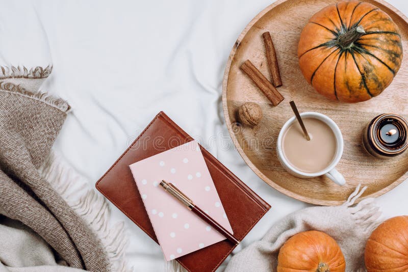 Άνετος flatlay με τον ξύλινο δίσκο, το φλιτζάνι του καφέ ή το κακάο, κερί, κολοκύθες, σημειωματάρια στοκ εικόνες Άνετος flatlay με τον ξύλινο δίσκο, το φλιτζάνι του καφέ ή το κακάο, κερί, κολοκύθες, σημειωματάρια στοκ εικόνες