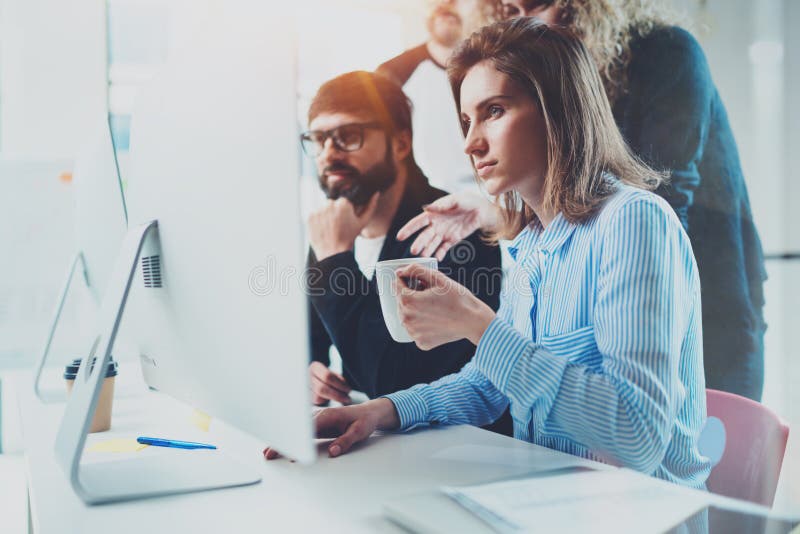 Άνθρωποι Coworking που συναντούν την έννοια Businessmans που κάνει τη συνομιλία στην αίθουσα συνεδριάσεων με τους συνεργάτες στο στοκ φωτογραφίες Άνθρωποι Coworking που συναντούν την έννοια Businessmans που κάνει τη συνομιλία στην αίθουσα συνεδριάσεων με τους συνεργάτες στο στοκ φωτογραφίες