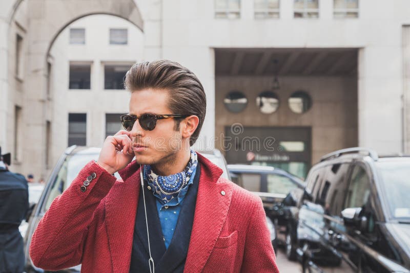 Άνθρωποι έξω από το κτήριο επιδείξεων μόδας Ferragamo για την εβδομάδα 2015 μόδας των ατόμων του Μιλάνου στοκ φωτογραφία Άνθρωποι έξω από το κτήριο επιδείξεων μόδας Ferragamo για την εβδομάδα 2015 μόδας των ατόμων του Μιλάνου στοκ φωτογραφία