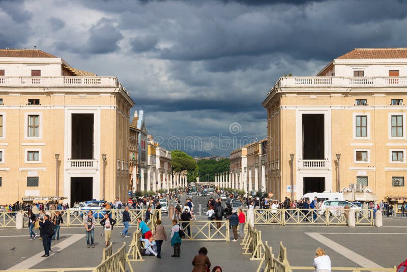 Άνθρωποι κοντά στη βασιλική Di SAN Pietro από μέσω του della Concil στοκ φωτογραφία με δικαίωμα ελεύθερης χρήσης Άνθρωποι κοντά στη βασιλική Di SAN Pietro από μέσω του della Concil στοκ φωτογραφία με δικαίωμα ελεύθερης χρήσης
