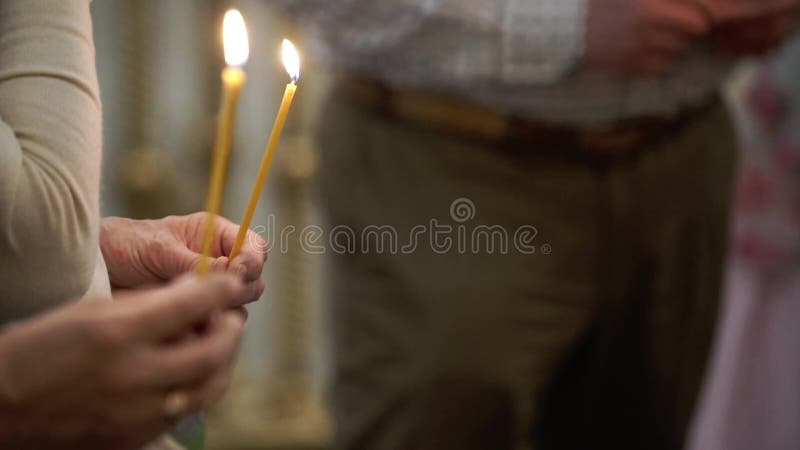 Άνθρωποι με τα κεριά στην εκκλησία
