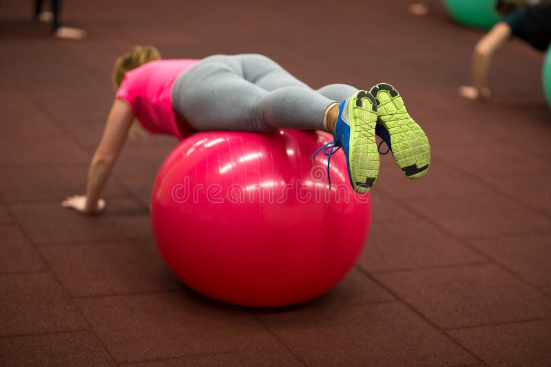 Άνθρωποι ομάδας σε μια κατηγορία pilates στη γυμναστική στοκ εικόνες Άνθρωποι ομάδας σε μια κατηγορία pilates στη γυμναστική στοκ εικόνες