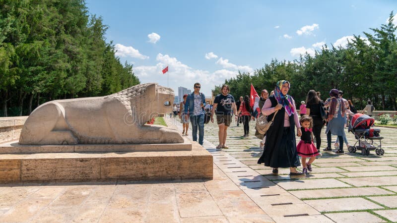 Άνθρωποι περπατούν στο Δρόμο των Λεόντων για να φτάσουν στο μαυσωλείο Anitkabir του Μουσταφά Κεμάλ Ατατούρκ στοκ φωτογραφίες Άνθρωποι περπατούν στο Δρόμο των Λεόντων για να φτάσουν στο μαυσωλείο Anitkabir του Μουσταφά Κεμάλ Ατατούρκ στοκ φωτογραφίες