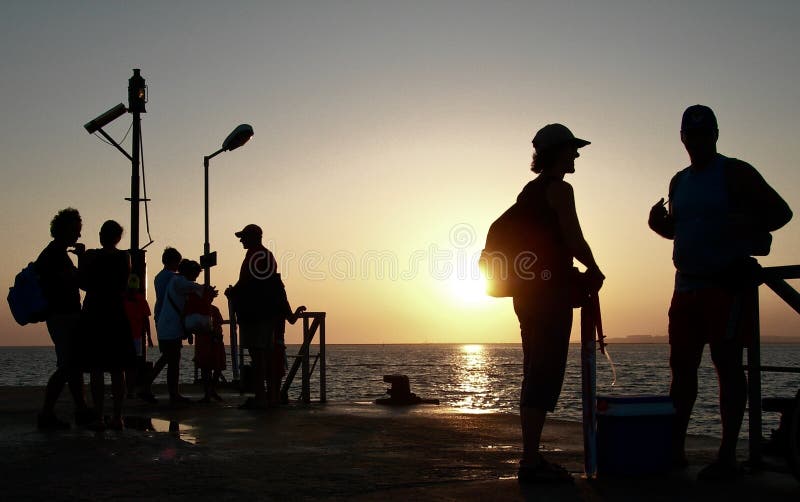 Άνθρωποι που περιμένουν στο ηλιοβασίλεμα υπομονετικά στοκ φωτογραφία με δικαίωμα ελεύθερης χρήσης Άνθρωποι που περιμένουν στο ηλιοβασίλεμα υπομονετικά στοκ φωτογραφία με δικαίωμα ελεύθερης χρήσης