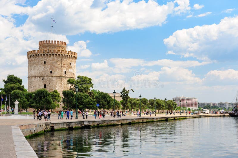 Άνθρωποι που περπατούν κοντά στον άσπρο πύργο, Θεσσαλονίκη, Ελλάδα στοκ εικόνες Άνθρωποι που περπατούν κοντά στον άσπρο πύργο, Θεσσαλονίκη, Ελλάδα στοκ εικόνες