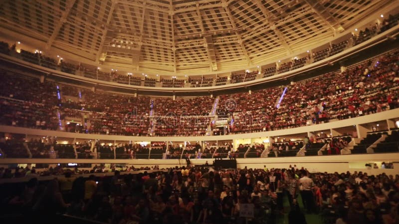 Άνθρωποι που περπατούν μέσα σε ένα Coliseum πριν από μια επίδειξη