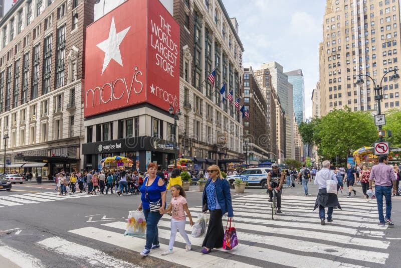 Άνθρωποι που ψωνίζουν στο πολυκατάστημα Macy ` s στην πόλη της Νέας Υόρκης στοκ φωτογραφίες Άνθρωποι που ψωνίζουν στο πολυκατάστημα Macy ` s στην πόλη της Νέας Υόρκης στοκ φωτογραφίες