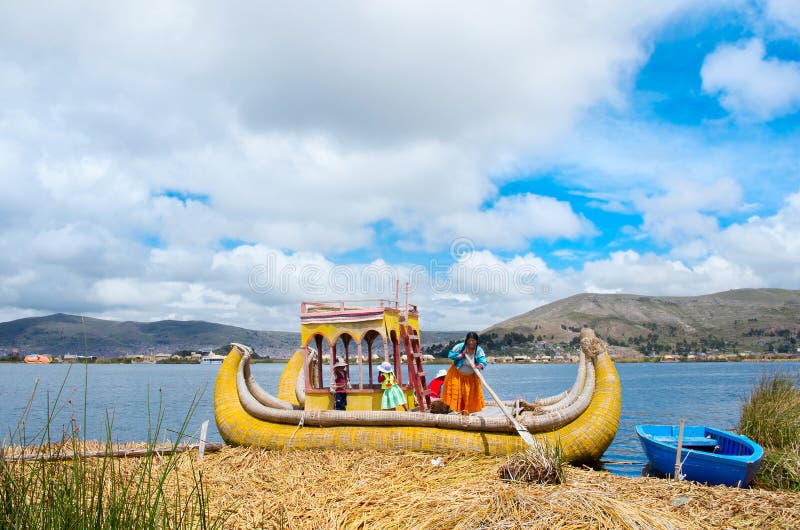 Άνθρωποι στα επιπλέοντα νησιά Uros στη λίμνη Titicaca στο Περού στοκ φωτογραφία με δικαίωμα ελεύθερης χρήσης Άνθρωποι στα επιπλέοντα νησιά Uros στη λίμνη Titicaca στο Περού στοκ φωτογραφία με δικαίωμα ελεύθερης χρήσης