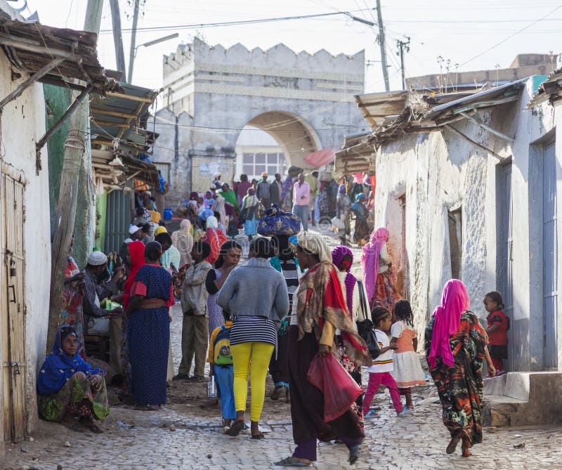Άνθρωποι στις καθημερινές στερεότυπες δραστηριότητές τους που σχεδόν αμετάβλητες σε περισσότερο από τετρακόσια έτη Harar Αιθιοπία
