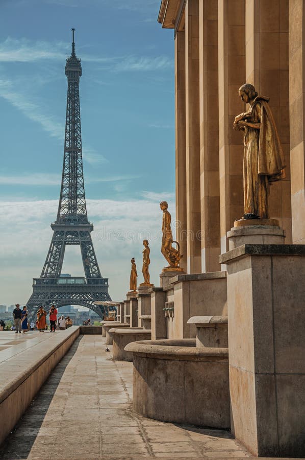 Άνθρωποι στον πύργο Trocadero και του Άιφελ στο Παρίσι