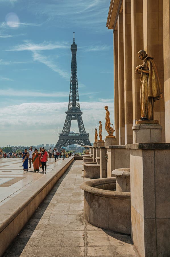 Άνθρωποι στον πύργο Trocadero και του Άιφελ στο Παρίσι