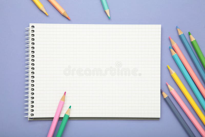 Άνοιγμα σημειωματάριου με πολύχρωμο μολύβι σε μοβ φόντο στοκ εικόνες με δικαίωμα ελεύθερης χρήσης