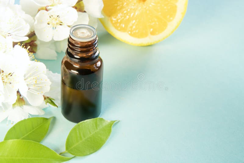 Άνοιξη aromatherapy με τα εσπεριδοειδή και τα ουσιαστικά έλαια στοκ φωτογραφία