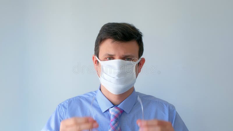 άντρας βάζει προστατευτική ιατρική μάσκα και γυαλιά πανδημία κορωνίου. απόθεμα βίντεο