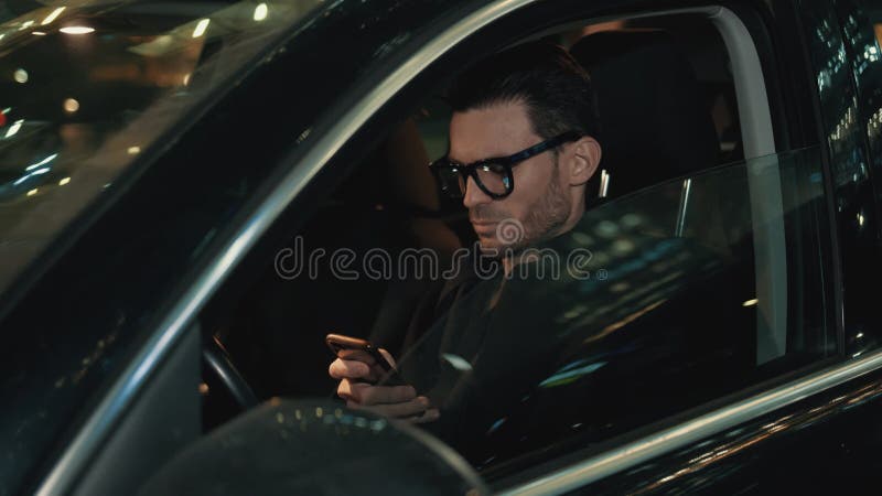 άντρας με αυτοκίνητο με τηλέφωνο σε επαγγελματία ταξιτζή τη νύχτα