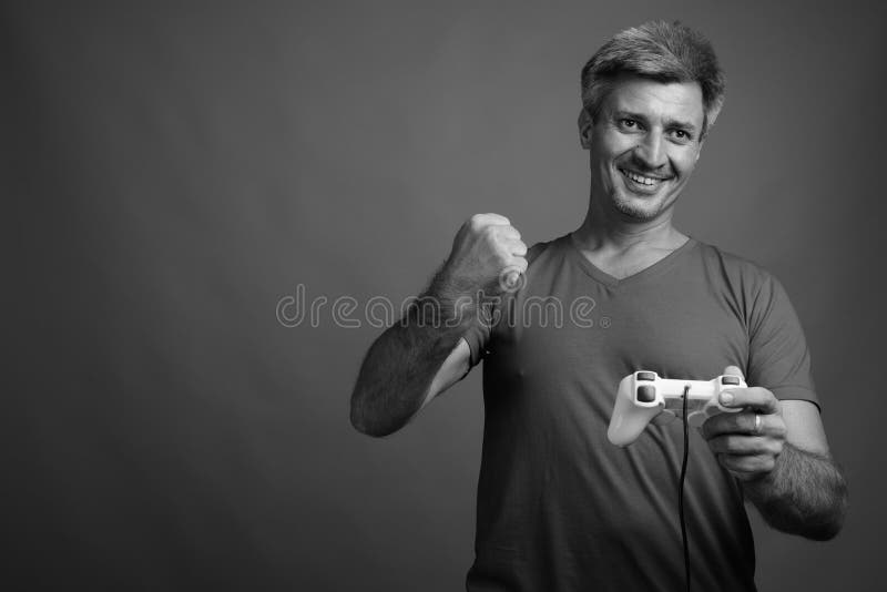 άντρας με ξανθά μαλλιά σε γκρι φόντο στοκ φωτογραφία