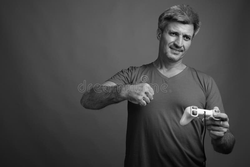 άντρας με ξανθά μαλλιά σε γκρι φόντο στοκ φωτογραφίες με δικαίωμα ελεύθερης χρήσης