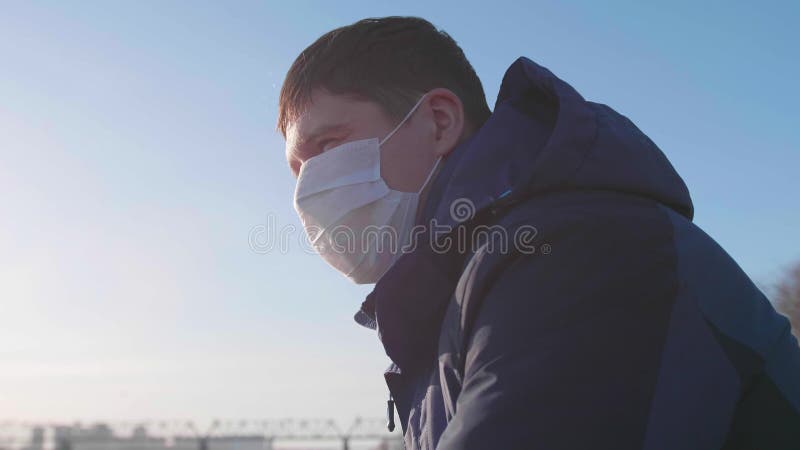 άντρας με προστατευτική μάσκα στο δρόμο. πρόληψη και προστασία της υγείας και της ασφάλειας ζωής.