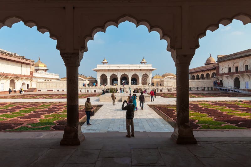 Άποψη Anguri bagh και Khas Mahal στο κόκκινο οχυρό Agra