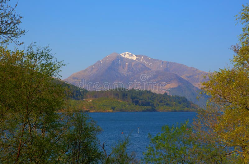 Άποψη Leven Σκωτία UK λιμνών στο χιονώδες βουνό του Glen coe στοκ εικόνες Άποψη Leven Σκωτία UK λιμνών στο χιονώδες βουνό του Glen coe στοκ εικόνες