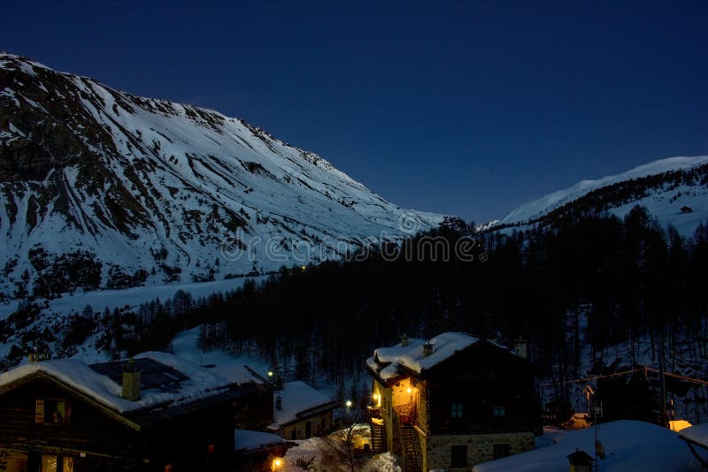 Άποψη Livigno βουνών σκι νυχτερινού ουρανού στοκ φωτογραφίες με δικαίωμα ελεύθερης χρήσης Άποψη Livigno βουνών σκι νυχτερινού ουρανού στοκ φωτογραφίες με δικαίωμα ελεύθερης χρήσης