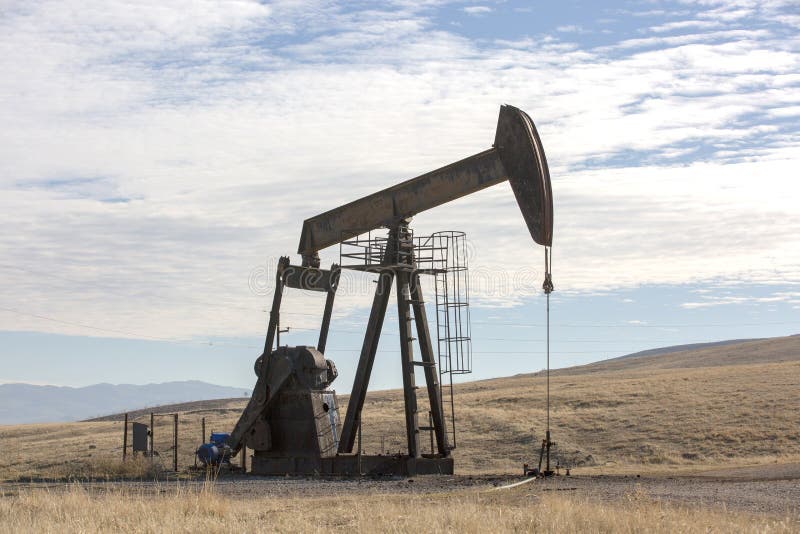 Άποψη Pumpjack στη βιομηχανία πετρελαίου φωτός της ημέρας στοκ εικόνες Άποψη Pumpjack στη βιομηχανία πετρελαίου φωτός της ημέρας στοκ εικόνες