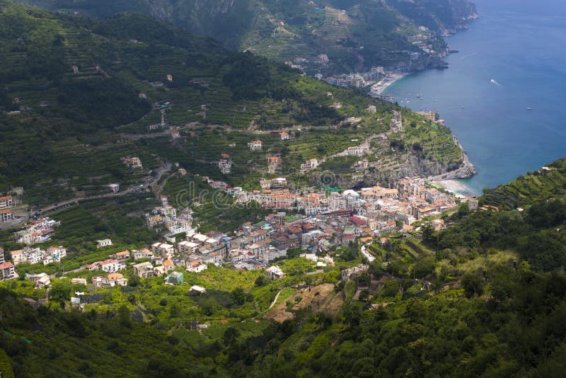 Άποψη Ravello που κοιτάζει προς Maiori και Minori. Τα σύννεφα πετούν τις σκιές στα βουνά επάνω από την ακτή της Αμάλφης γύρω από τις πόλεις Minori και Maiori