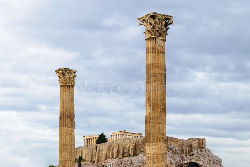 Άποψη ακρόπολη από το ναό Olympian Zeus δύο στυλοβάτες στοκ εικόνα Άποψη ακρόπολη από το ναό Olympian Zeus δύο στυλοβάτες στοκ εικόνα