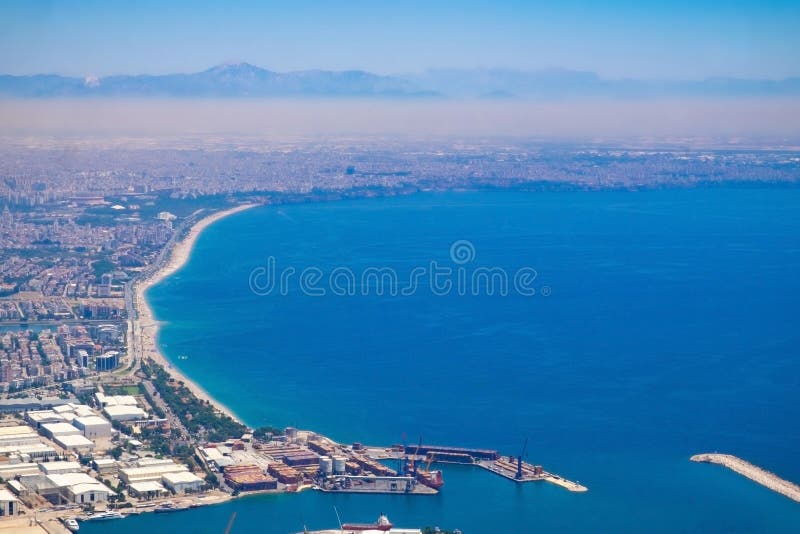 Άποψη από τη γέφυρα TÃ ¼ nektepe Teleferik Tesisleri παρατήρησης σε Antalya, Τουρκία στοκ εικόνα Άποψη από τη γέφυρα TÃ ¼ nektepe Teleferik Tesisleri παρατήρησης σε Antalya, Τουρκία στοκ εικόνα