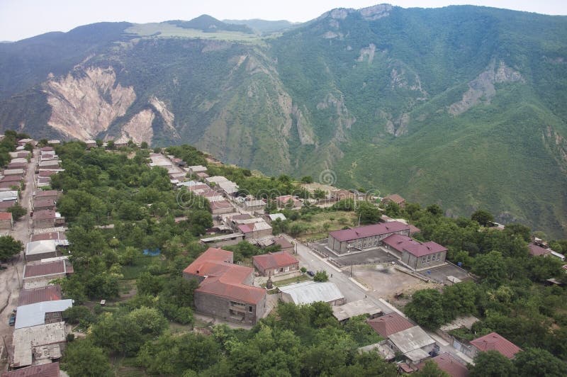 Άποψη από την κορυφή του χωριού Alidzor και του τοπίου βουνών Φυσική άποψη από τα φτερά τελεφερίκ Tatev, Αρμενία στοκ φωτογραφία Άποψη από την κορυφή του χωριού Alidzor και του τοπίου βουνών Φυσική άποψη από τα φτερά τελεφερίκ Tatev, Αρμενία στοκ φωτογραφία