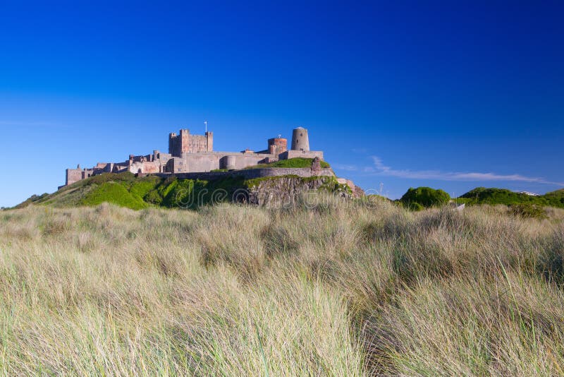 Άποψη από την παραλία στο κάστρο Bamburgh στοκ εικόνα με δικαίωμα ελεύθερης χρήσης Άποψη από την παραλία στο κάστρο Bamburgh στοκ εικόνα με δικαίωμα ελεύθερης χρήσης