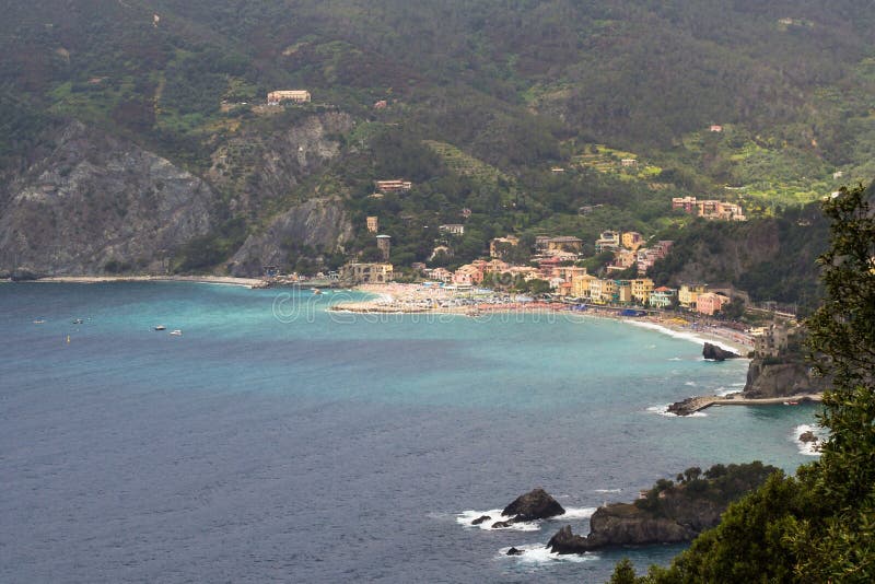 Άποψη από το Monterosso έως τη Vernazza προς το Monterosso al Mare (Sentiero Azzurro) στη θερινή ώρα στοκ εικόνα με δικαίωμα ελεύθερης χρήσης Άποψη από το Monterosso έως τη Vernazza προς το Monterosso al Mare (Sentiero Azzurro) στη θερινή ώρα στοκ εικόνα με δικαίωμα ελεύθερης χρήσης