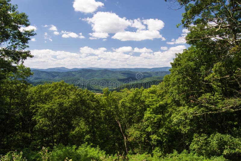 Άποψη από το βουνό Shenandoah, Βιρτζίνια, ΗΠΑ. Άποψη από το βουνό Shenandoah που βρίσκεται δυτικά της κοιλάδας Shenandoah στο εθνικό δρυμός του George Washington Το βουνό Shenandoah είναι ένα από τα μεγαλύτερα κομμάτια άγριο έδαφος στις ανατολικές Ηνωμένες Πολιτείες