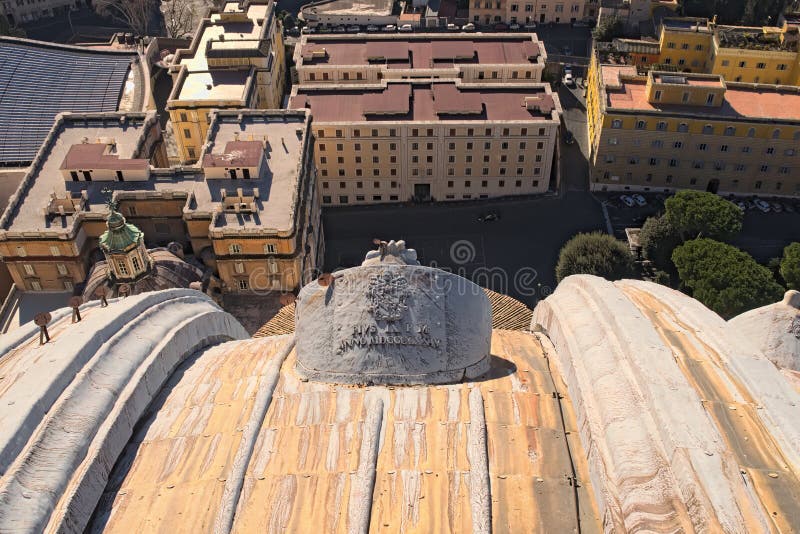 Άποψη από το θόλο της βασιλικής του ST Peter ` s σε Βατικανό στις στέγες των κτηρίων στοκ φωτογραφίες με δικαίωμα ελεύθερης χρήσης Άποψη από το θόλο της βασιλικής του ST Peter ` s σε Βατικανό στις στέγες των κτηρίων στοκ φωτογραφίες με δικαίωμα ελεύθερης χρήσης