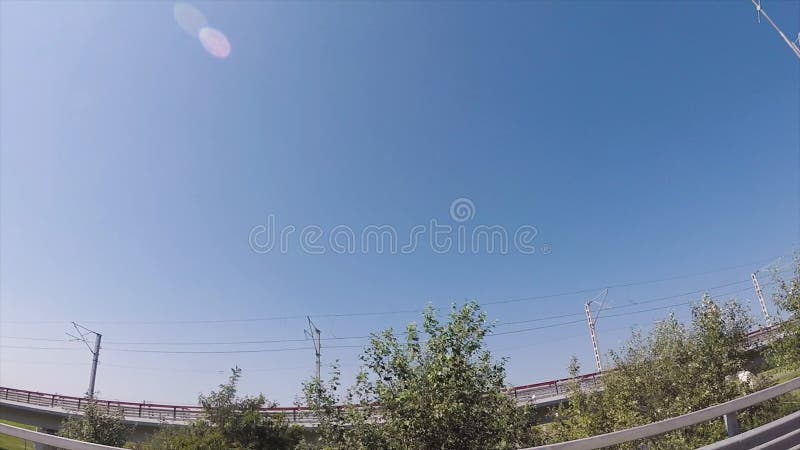 Άποψη από το παράθυρο αυτοκινήτων στη σύγχρονη γέφυρα σε μια ηλιόλουστη ημέρα με τον όμορφο μπλε ουρανό στο υπόβαθρο, fisheye επί στοκ εικόνα με δικαίωμα ελεύθερης χρήσης Άποψη από το παράθυρο αυτοκινήτων στη σύγχρονη γέφυρα σε μια ηλιόλουστη ημέρα με τον όμορφο μπλε ουρανό στο υπόβαθρο, fisheye επί στοκ εικόνα με δικαίωμα ελεύθερης χρήσης