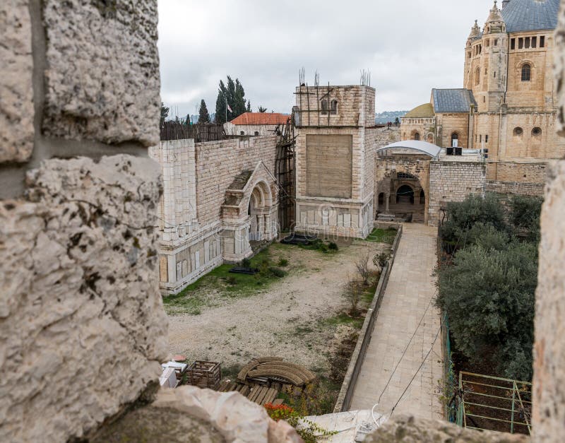 Άποψη από τον τοίχο πόλεων στο ελληνικό μοναστήρι κάτω από την κατασκευή στην παλαιά πόλη της Ιερουσαλήμ, Ισραήλ στοκ φωτογραφία με δικαίωμα ελεύθερης χρήσης Άποψη από τον τοίχο πόλεων στο ελληνικό μοναστήρι κάτω από την κατασκευή στην παλαιά πόλη της Ιερουσαλήμ, Ισραήλ στοκ φωτογραφία με δικαίωμα ελεύθερης χρήσης