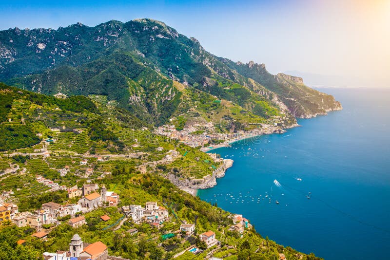 Άποψη καρτών ακτή της Αμάλφης, Αμάλφη, Campania, Ιταλία στοκ εικόνες με δικαίωμα ελεύθερης χρήσης Άποψη καρτών ακτή της Αμάλφης, Αμάλφη, Campania, Ιταλία στοκ εικόνες με δικαίωμα ελεύθερης χρήσης